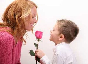 Мальчик дарит маме цветок, ведь он будущий мужчина!